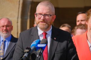 Grzegorz Braun odwiedzi Rzeszów. Jego poparcie rośnie, ale nie brakuje kontrowersji