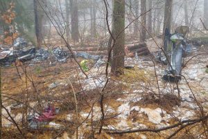 Katastrofa śmigłowca na Podkarpaciu. Helikopter zboczył z kursu i zahaczył o drzewa [ZDJĘCIA]