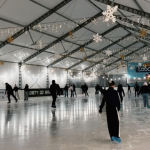 Lodowe szaleństwo przy Wyspiańskiego wystartowało! Największa tafla w okolicy i bilet „do bólu”