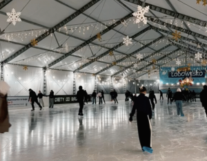 Lodowe szaleństwo przy Wyspiańskiego wystartowało! Największa tafla w okolicy i bilet „do bólu”