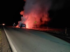 Nocna łuna nad Iwlą. Samochód osobowy zamienił się w kulę ognia [ZDJĘCIA]
