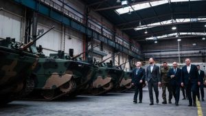 Pierwsze Borsuki ze Stalowej Woli już w armii. Huta wyrasta na potęgę zbrojeniową