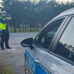 Pijana kierująca pędziła przez miasto. Obok niej siedział poszukiwany przestępca