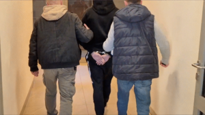 Ponad kilogram narkotyków w garażu 20-latka. Grozi mu do dziesięciu lat więzienia [ZDJĘCIA, FILM]