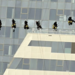 Porządki na "dachu" Rzeszowa. Wielkie mycie najwyższego wieżowca mieszkalnego w Polsce