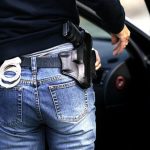 Pranie pieniędzy, handel narkotykami i przemyt. Były policjant miał kierować grupą przestępczą