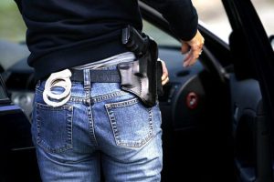 Pranie pieniędzy, handel narkotykami i przemyt. Były policjant miał kierować grupą przestępczą