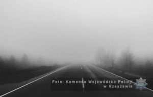 Prognoza pogody: mgła, mżawka, możliwa gołoledź. Policja apeluje po karambolu na S19: zwolnijcie!