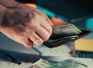 Raport: 16 proc. Polaków pożyczyło lub ma zamiar pożyczyć pieniądze na urządzenie świąt