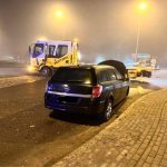 Rozbite auto na rondzie. Fatalna widoczność zbiera żniwo [ZDJĘCIA]