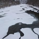 San skuty lodem? Zdjęcia nie kłamią: rzeka przypomina tę z opowieści naszych dziadków