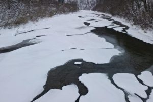 San skuty lodem? Zdjęcia nie kłamią: rzeka przypomina tę z opowieści naszych dziadków