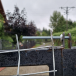 Sędzia blokuje drogę służebną bramą i kłódką. Rodzina z Rzeszowa walczy o dojazd do domu