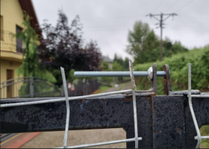 Sędzia blokuje drogę służebną bramą i kłódką. Rodzina z Rzeszowa walczy o dojazd do domu