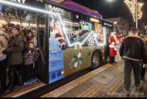 Świąteczny autobus MPK już na ulicach Rzeszowa. Magia, walka o lajki i polityczna krytyka [ZDJĘCIA]