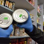 Szokujące odkrycie w sklepie spożywczym. Blisko 300 przeterminowanych produktów [ZDJĘCIA]