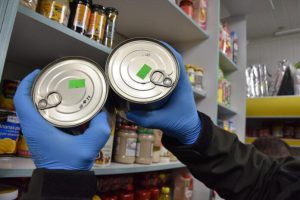 Szokujące odkrycie w sklepie spożywczym. Blisko 300 przeterminowanych produktów [ZDJĘCIA]