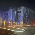 Trzecia doba walki z ogniem w Stalowej Woli. Strażacy muszą rozebrać halę