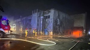 Trzecia doba walki z ogniem w Stalowej Woli. Strażacy muszą rozebrać halę