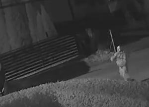 Zatrważająca bezradność policji. Poszkodowani sami zabezpieczyli monitoring w związku z włamaniem i podpaleniem [FILM]