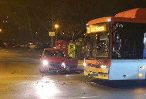 Zderzenie autobusu MPK z taksówką w Rzeszowie. Wymuszenie pierwszeństwa