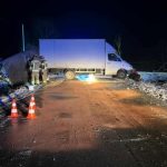 Zima nie odpuszcza. Dostawczak z przyczepą zwisł nad rowem i zablokował drogę [ZDJĘCIA]