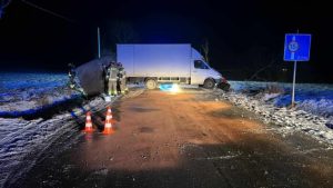 Zima nie odpuszcza. Dostawczak z przyczepą zwisł nad rowem i zablokował drogę [ZDJĘCIA]