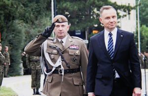 Andrzej Duda z odznaką honorową zasłużonego dla Podkarpacia. Burzliwa dyskusja radnych