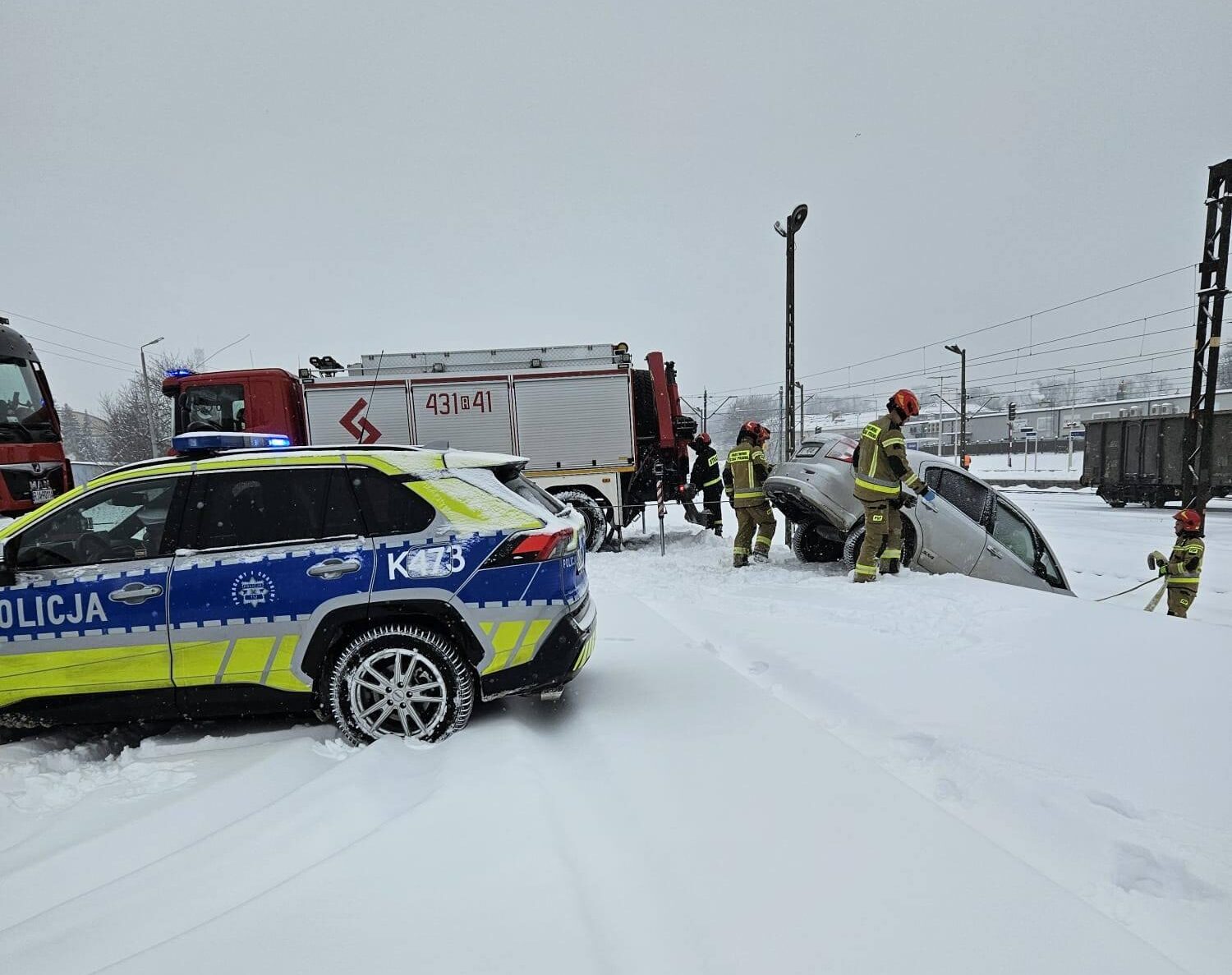 samochód spadł z rampy