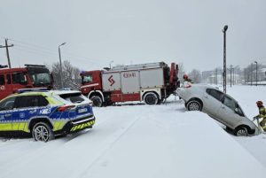 Auto zawisło nad torami. Internauci główkują: jak to się stało? [ZDJĘCIA]