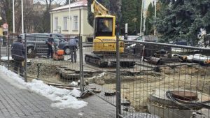Awaria sieci ciepłowniczej na Jałowego w Rzeszowie. Trwają prace