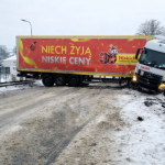 Ciężarówka perfekcyjnie zablokowała drogę na cały dzień. Zderzenie tira z busem