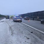 Groźna kolizja na autostradzie A4. Samochód uderzył w bariery, były utrudnienia