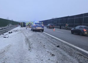 Groźna kolizja na autostradzie A4. Samochód uderzył w bariery, były utrudnienia
