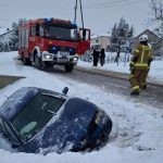 Groźna kolizja. Osobówka zaparkowała z impetem w głębokim rowie [ZDJĘCIA]