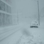 Nawet 2 cm śniegu na godzinę. Zaczynają się pierwsze przerwy w dostawie prądu