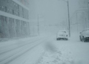 Nawet 2 cm śniegu na godzinę. Zaczynają się pierwsze przerwy w dostawie prądu