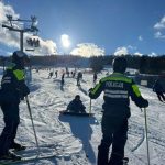 "Niebieskie patrole" na białym puchu. Policja na nartach wkracza na podkarpackie stoki