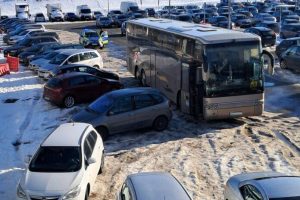 Parkingowy chaos przy Hali Podpromie w Rzeszowie. "To problem w całym centrum miasta" [ZDJĘCIA]