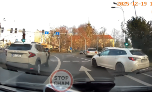 Plac Śreniawitów wciąż spędza sen z powiek kierowcom w Rzeszowie. Niebezpieczne nagranie [WIDEO]