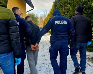 "Pożyczył" firmowe auto, zrobił 100 km i zniszczył windę. Seria "wybryków" 19-latka