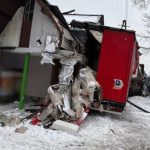 Rumun i Bułgar w pojedynku na szosie. Ciężarówka wjechała w budynek po zderzeniu z osobówką [ZDJĘCIA]