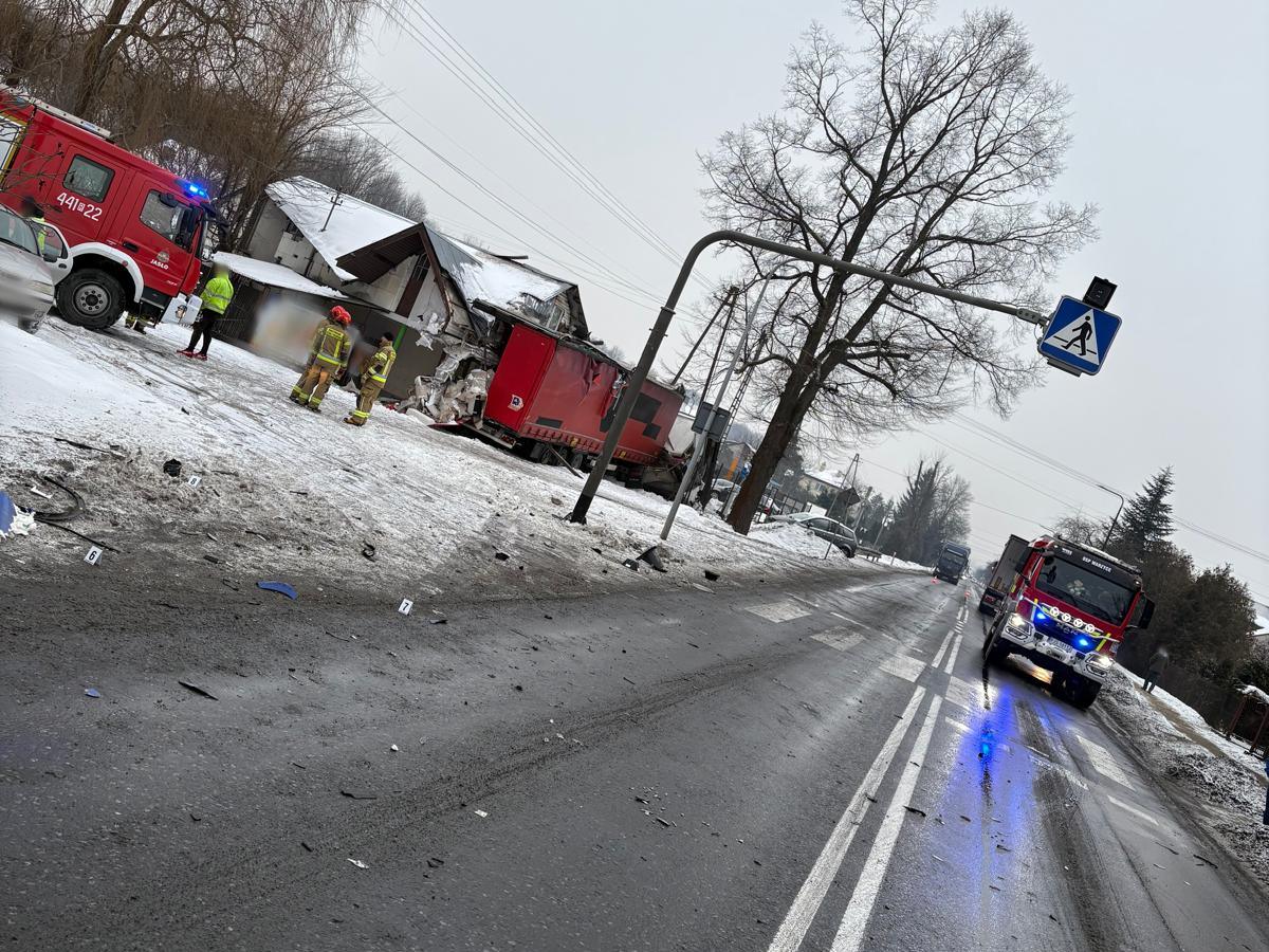 ciężarówka wjechała w budynek