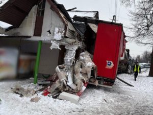 Rumun i Bułgar w pojedynku na szosie. Ciężarówka wjechała w budynek po zderzeniu z osobówką [ZDJĘCIA]