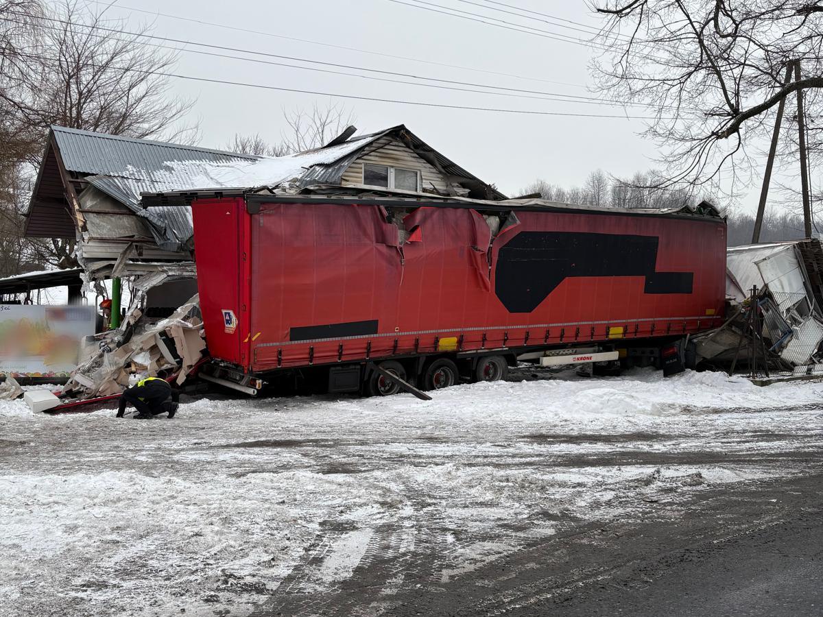 ciężarówka wjechała w budynek