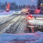 Rzeszów po śniegiem. 70 pojazdów odśnieża od nocy, miasto stanęło w korkach [ZDJĘCIA]