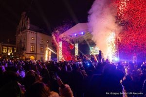 Rzeszów rozbłysnął dla „zdrowych brzuszków”. Rekordowe tempo 34. Finału WOŚP [ZDJĘCIA]