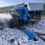 Scena z filmu akcji na drodze S19. Ciężarówka przebiła bariery, przecięła drogę i wylądowała w rowie