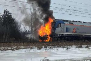 Skład PKP Intercity Szczecin - Rzeszów wpadł na osobówkę. Potem w auto uderzyła kolejna lokomotywa