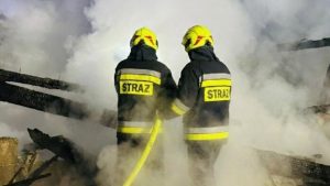 Straż pożarna postawiona na nogi. Płonęły budynki gospodarcze [ZDJĘCIA]